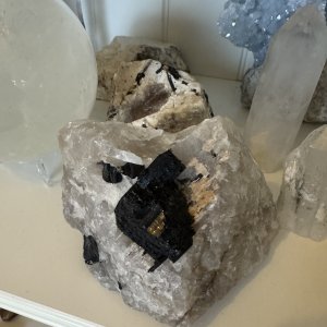 Turmalin, sort i modersten